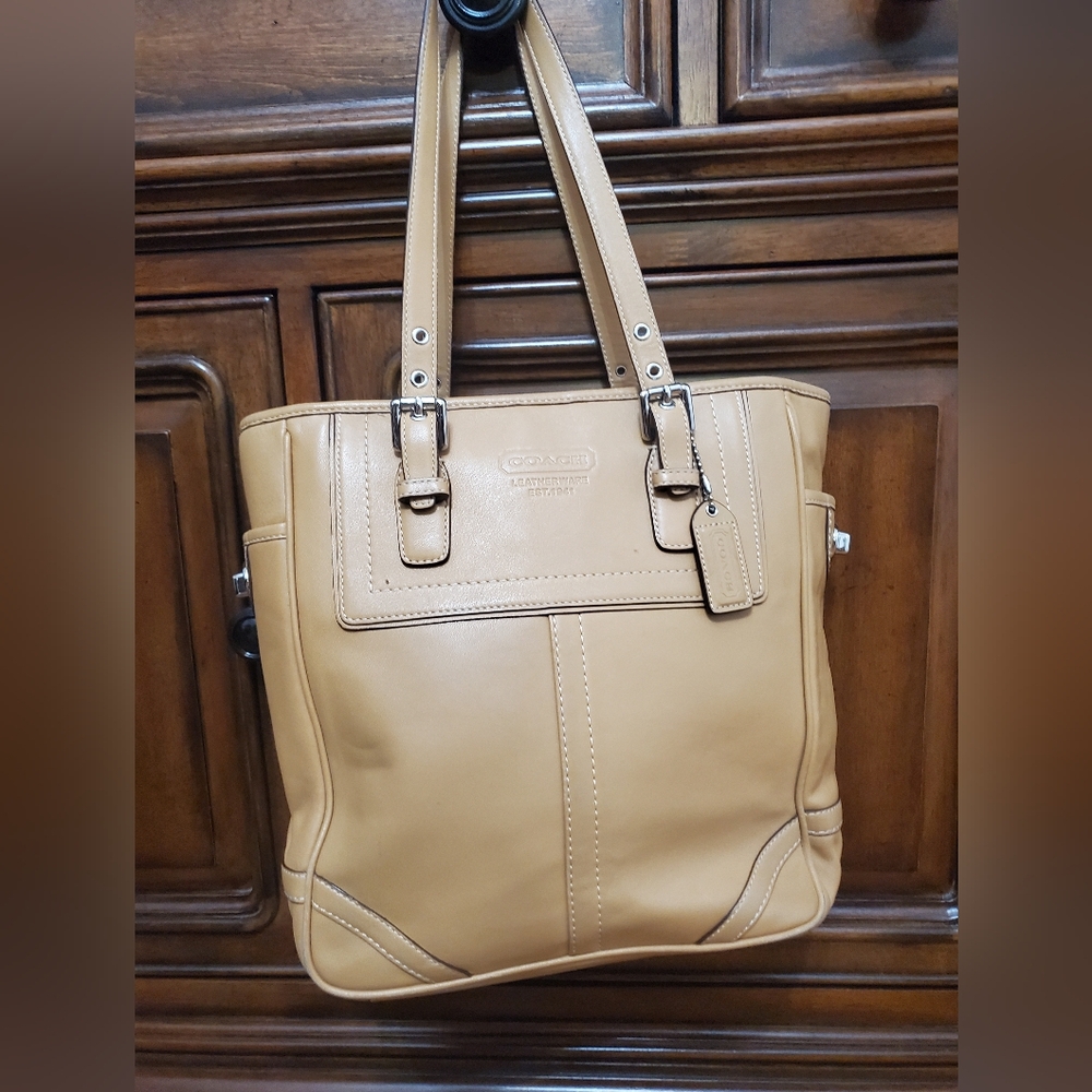 Coach Cow Hide Tan Camel  Leather Lunch Gallery Tote Shoulder Bag Womens